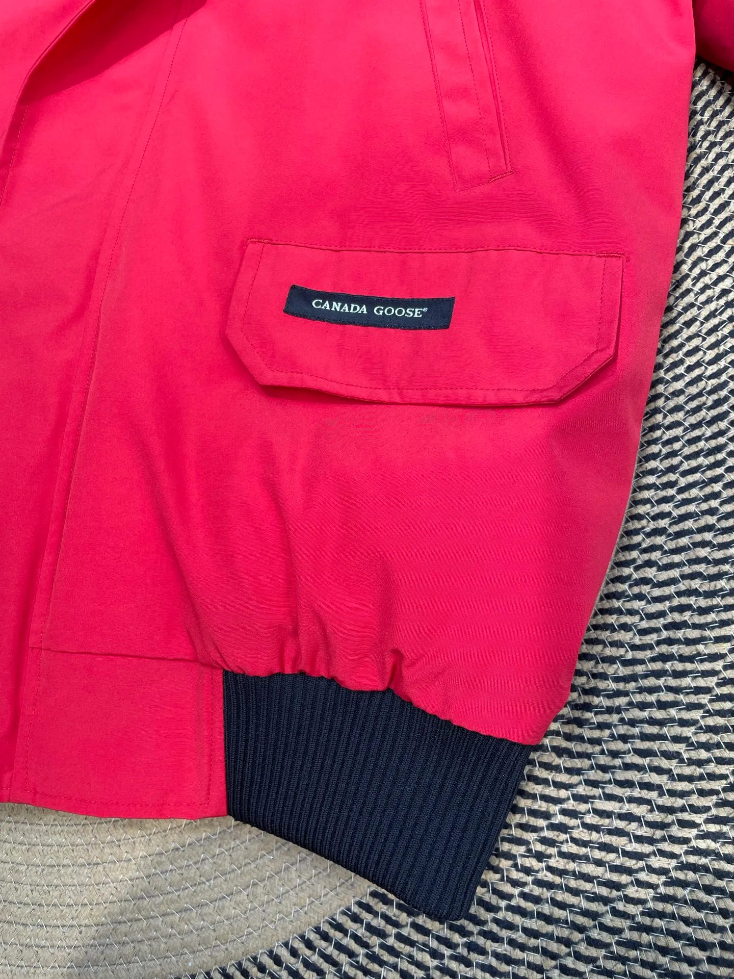 P760 high-end version Canada Goose Canada Goose #Chilliwack 7999M bomber jacket short down jacket/01 model #Men and Women Same Style# ➖ Genuine synchronous anti-counterfeiting chip sensor! ➖ Imported 21S polyester-cotton blended original fabric [last year’s 16S/18S hard fabrics have been completely eliminated, this year all use 21S genuine synchronous fabrics, the soft mid-strap feels delicate and textured], genuine synchronous Feather-Light 10D waterproof coating fabric, made of 84.5 polyester fiber and 15.5 cotton, 100% the best feel in the entire network! ➖ The genuine official website is synchronized with the national standard 80 white duck down, you can check the official website customer service, there will never be a series of misleading claims such as 90 down or goose down! ➖ Using the best nylon lining with double double-layer sealing design, velvet-proof No. 7 needle + grid-filled down ready-made garments, there is 100% no so-called velvet running! ➖ The cuffs are designed with thickened seamless threads, and the collar and pockets are lined with top-quality polar fleece to keep you warm and comfortable! ➖ Yoshida YKK provides original custom-made electroplated sliders. YKK two-way lockable zippers are tight and smooth and will not peel off paint! ➖ 3M composite guarantees that the Velcro is the same as the original, durable, and all accessories and hardware are custom-made! ➖ Imported BEHRINGER embroidery machine to customize the 10,000-needle embroidery logo, 98% of which can be reproduced to restore the original logo. You can check and compare on the official website! ➖ The fur collars are all made of large pieces of Western Canadian blue wolf hide, ensuring that each fur collar is 13-15cm wide!   Size:XS-XXL